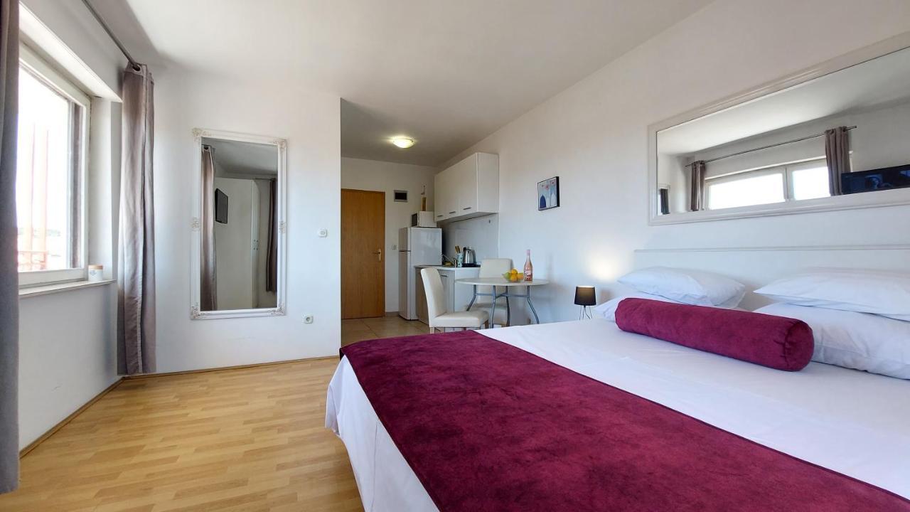 Sea Side Apartments Vodice Esterno foto